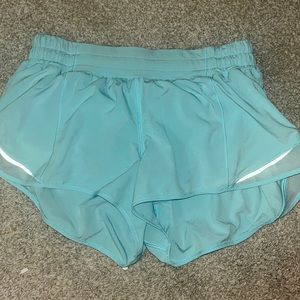 lululemon low rise 2.5 inch hottie hot short- icing blue size 8